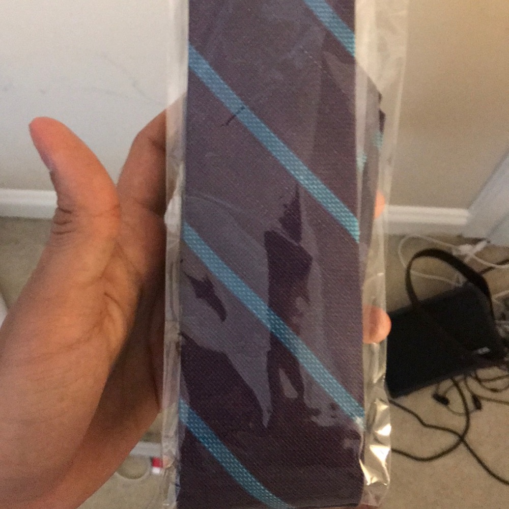 BRAND NEW TIE - Picture 2 of 2